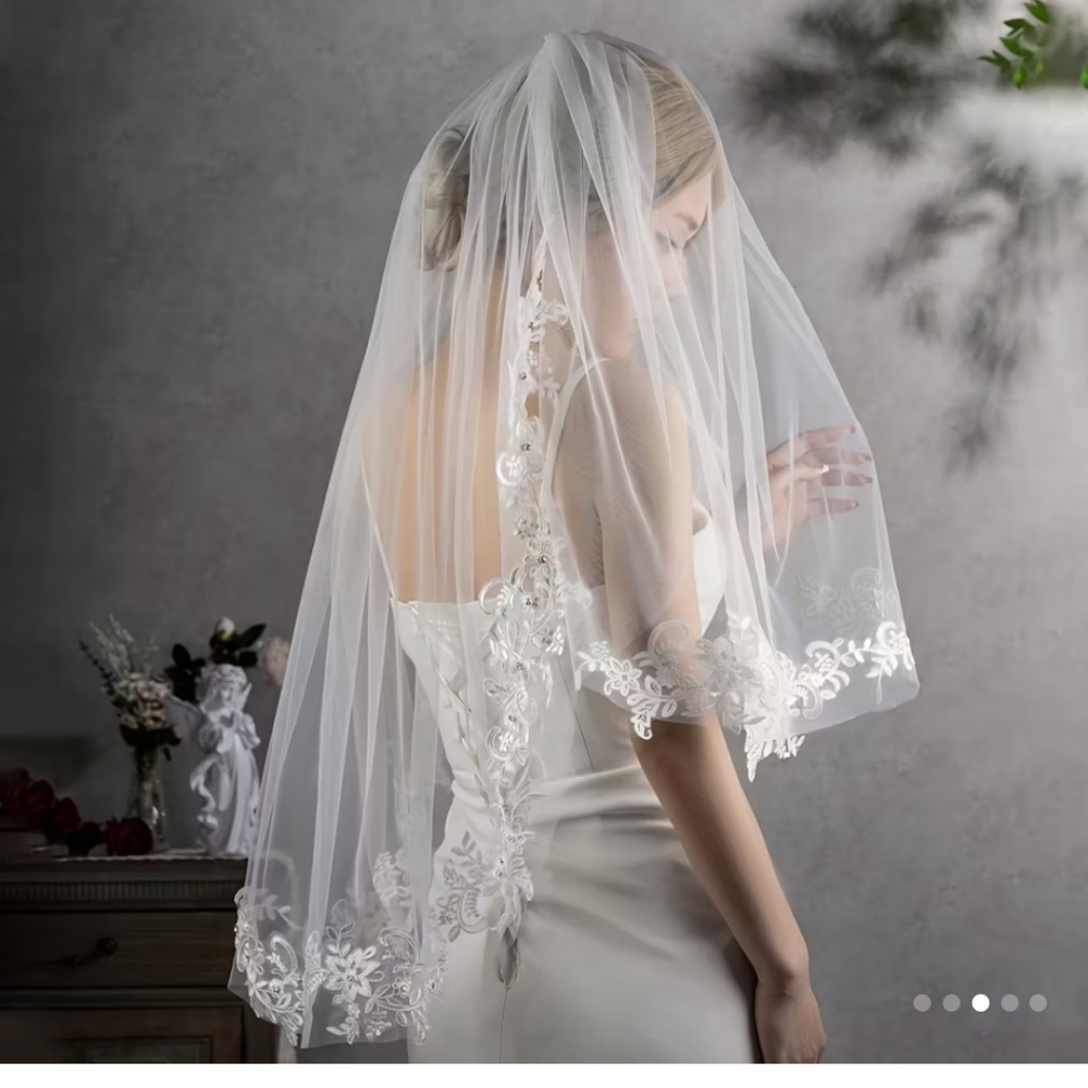 Elegant White Bridal Veil with Lace Trim & Gentle Sequins